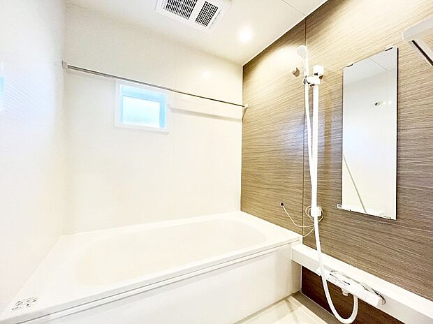 一日の疲れを癒してくれる明るい清潔感のあるバスルーム