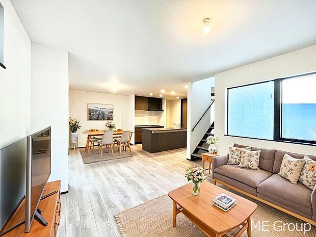 家族の和やかな会話が聞こえてきそう。開放感のあるリビングです。※家具はCGです  