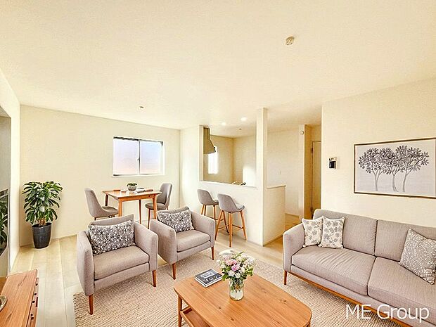 ご家族の賑やかな話し声で包まれる明るいリビング ※家具はCGです