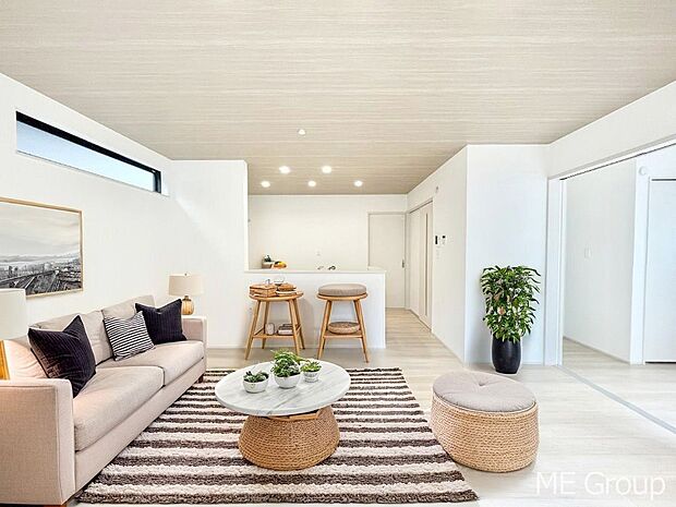 家族の和やかな会話が聞こえてきそう。開放感のあるリビングです。※家具はCGです  