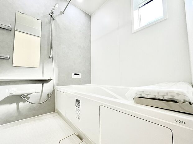 一日の疲れを癒してくれる明るい清潔感のあるバスルーム