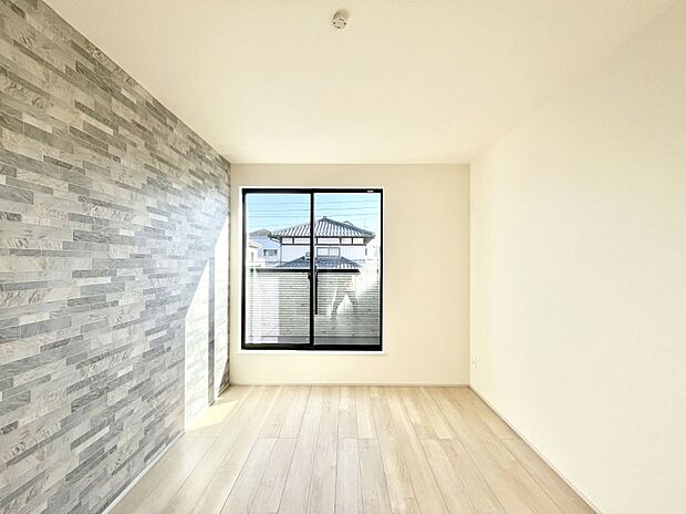 バルコニーが開放感をプラスしてくれる洋室