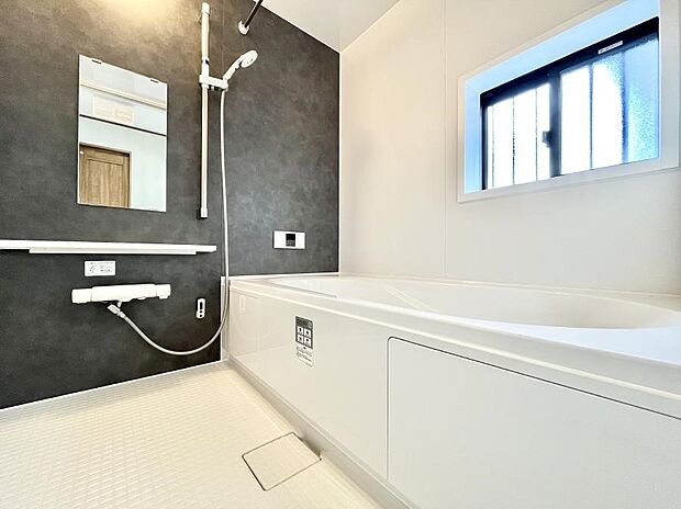 一日の疲れを癒してくれる明るい清潔感のあるバスルーム