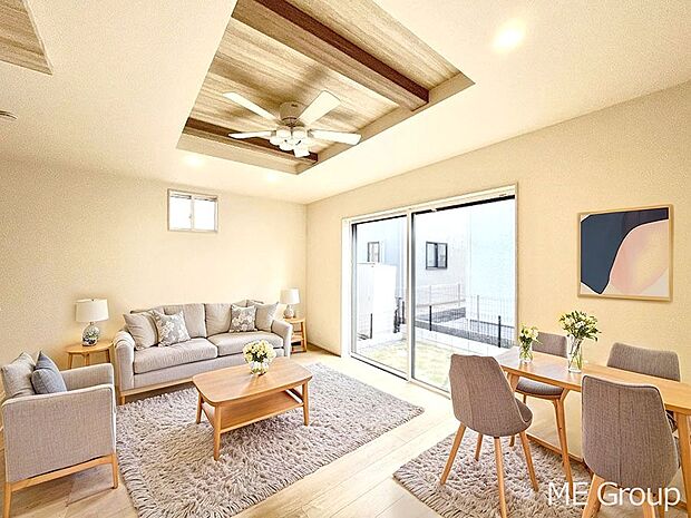 ご家族の賑やかな話し声で包まれる明るいリビング  ※家具はCGです