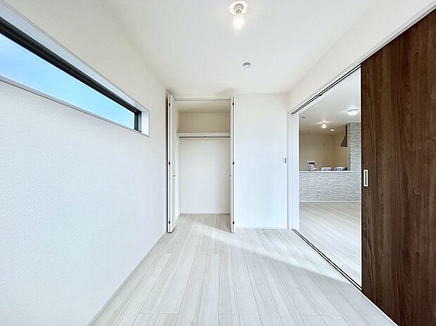 リビングの隣にある洋室。扉を開放して広く利用することも可能です。