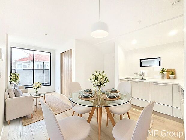 家族の和やかな会話が聞こえてきそう。開放感のあるリビングです。※家具はCGです  