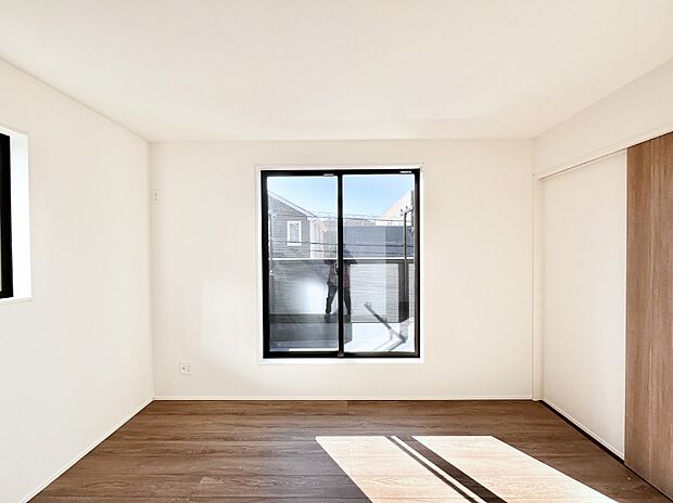 明るいバルコニーサイドに洋室を設置。目覚めの良い寝室に。