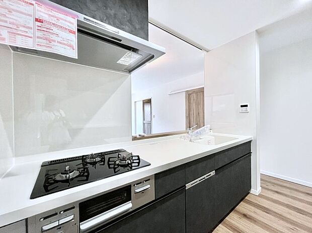 食洗機・浄水器・3ツ口コンロなどデザイン性も機能性も兼ね備えたシステムキッチン!