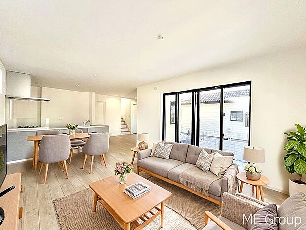 ご家族の賑やかな話し声で包まれる明るいリビング ※家具はCGです