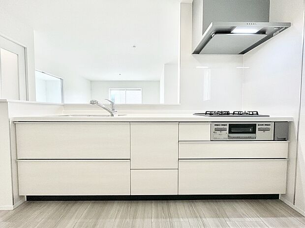 広々とした使い勝手の良いキッチンで日々のお料理も楽しくなりそう