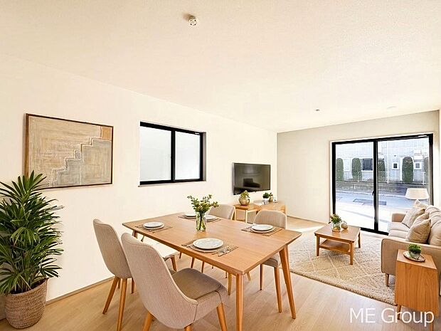 ご家族の賑やかな話し声で包まれる明るいリビング ※家具はCGです