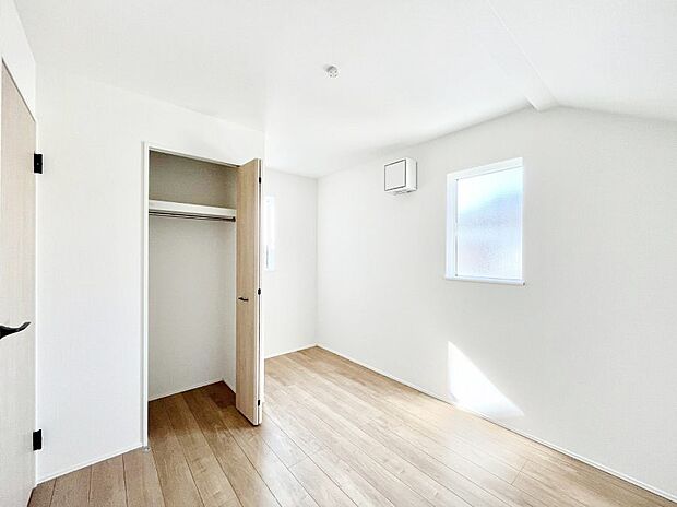 やさしい光がさしこむ居室はしっかり収納付き