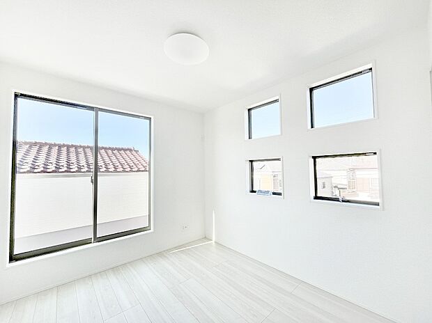 バルコニーが開放感をプラスしてくれる洋室