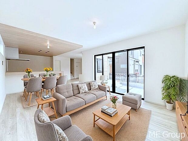 家族の和やかな会話が聞こえてきそう。開放感のあるリビングです。※家具はCGです