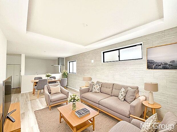 ご家族の賑やかな話し声で包まれる明るいリビング ※家具はCGです