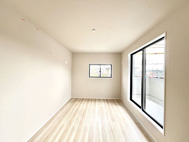 バルコニーが開放感をプラスしてくれる洋室