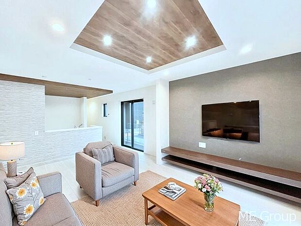 ご家族の賑やかな話し声で包まれる明るいリビング ※家具はCGです