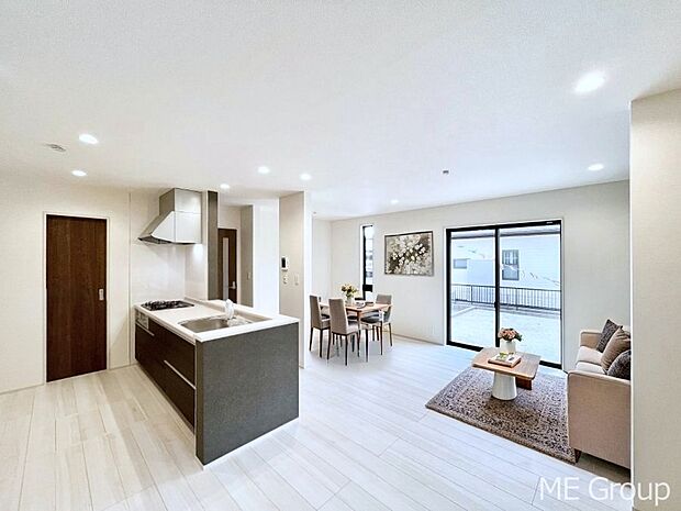 家族の和やかな会話が聞こえてきそう。開放感のあるリビングです。※家具はCGです