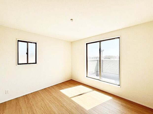 バルコニーが開放感をプラスしてくれる洋室