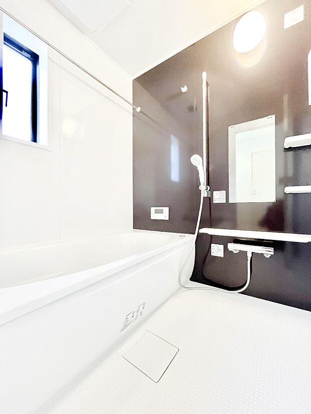 落ち着きのあるダークカラーを基調にしたバスルームで1日の疲れをリフレッシュ!