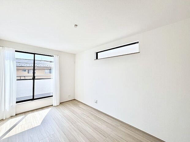 バルコニーが開放感をプラスしてくれる洋室