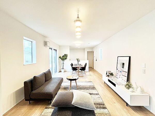 ご家族の賑やかな話し声で包まれる明るいリビング  