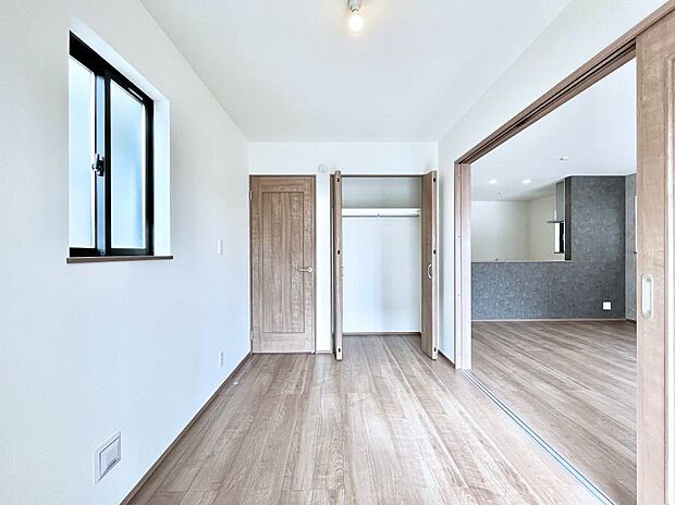 リビング隣接の洋室は個室としても利用できます