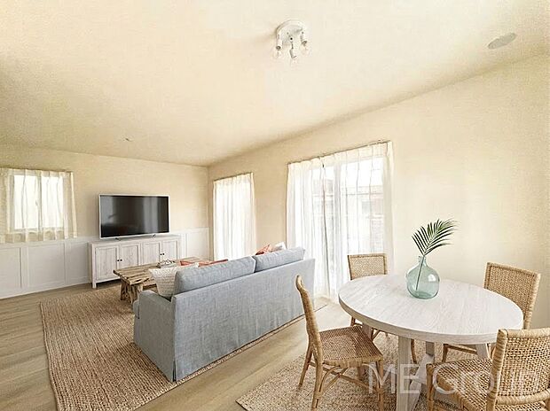 大きな窓からたっぷりの陽光と風を感じられるリビング　※家具はCGです  