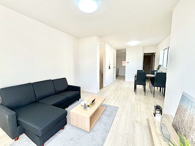 ご家族の賑やかな話し声で包まれる明るいリビング