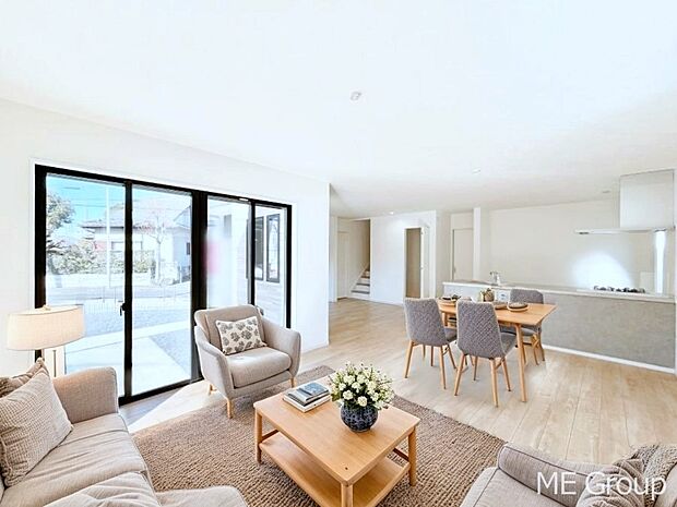 家族の和やかな会話が聞こえてきそう。開放感のあるリビングです。※家具はCGです  