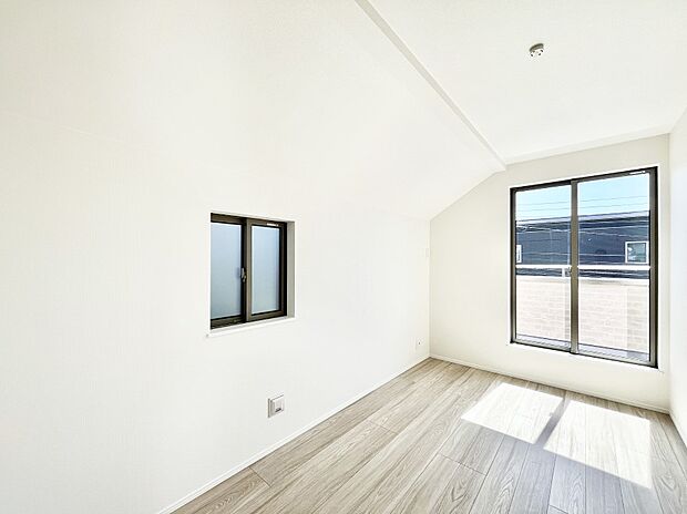 バルコニーが開放感をプラスしてくれる洋室