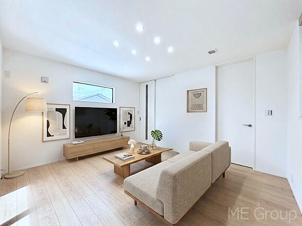 ご家族の賑やかな話し声で包まれる明るいリビング ※家具はCGです