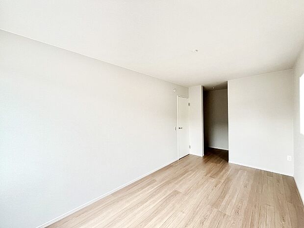 ウォークインクローゼットがあるお部屋！季節ごとの入れ替えも不要で便利です。