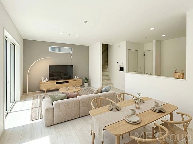 ご家族の賑やかな話し声で包まれる明るいリビング ※家具はCGです