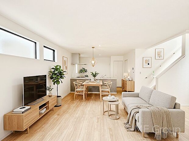 ご家族の賑やかな話し声で包まれる明るいリビング  ※家具はCGです　