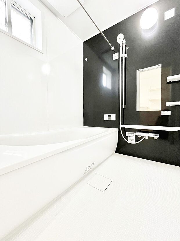 一日の疲れを癒してくれる明るい清潔感のあるバスルーム