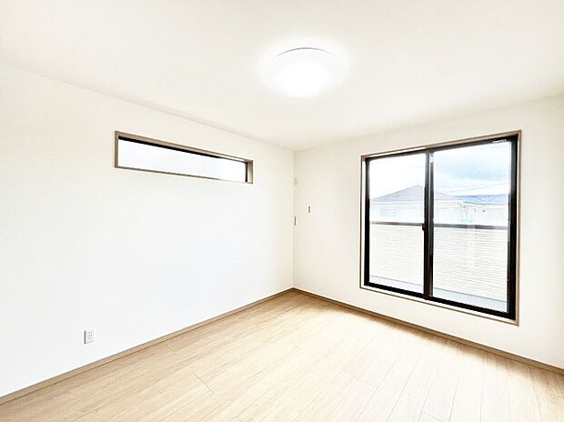 バルコニーが開放感をプラスしてくれる洋室