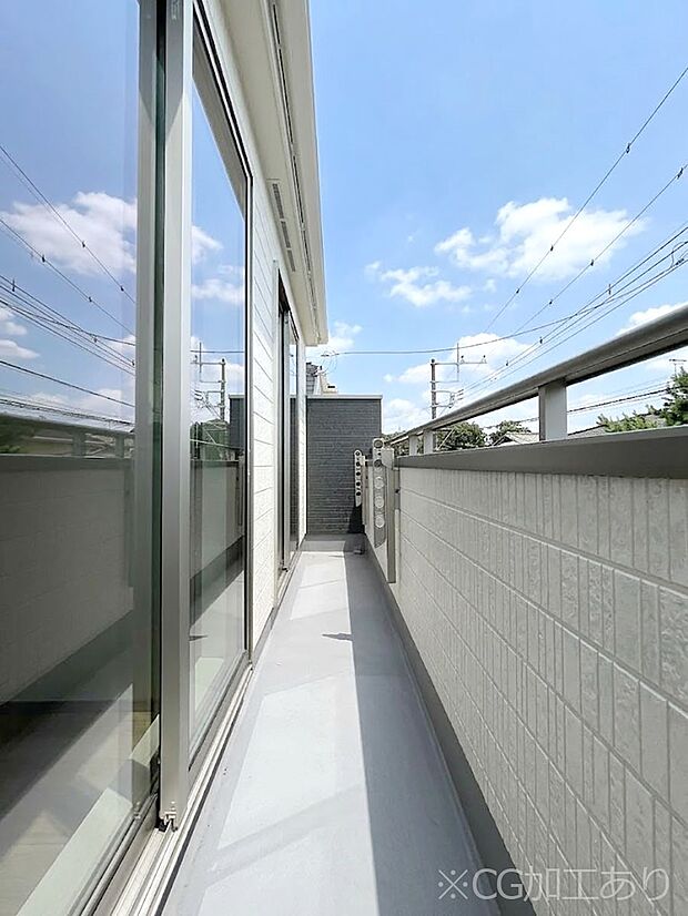 暖かな陽光が降り注ぐバルコニーはお洗濯におすすめ。爽やかな風も心地よいです。 