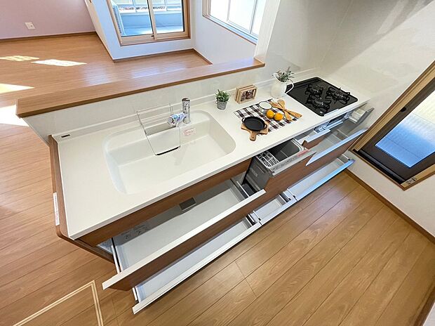 【キッチン設備　】使いやすいオールスライド収納。調理用具などを入れるスペースもたっぷりあります！  