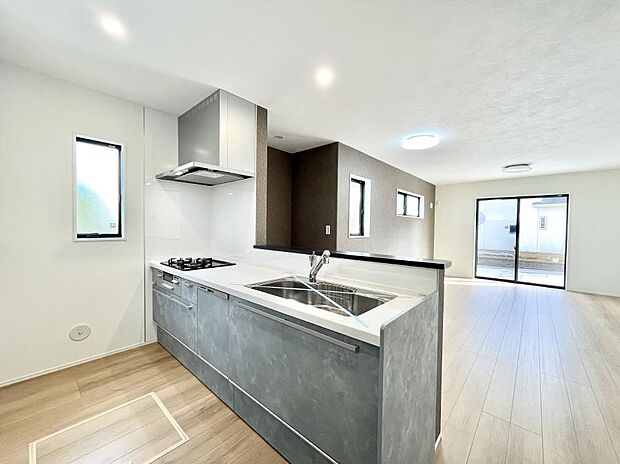 【ダイニングキッチン】カウンター越しに楽しいおしゃべり。いつものお料理がもっと美味しくなりそうですね。   