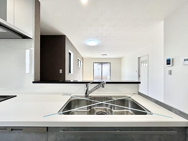 【シンク】広々としたシンクでお料理やお皿洗いもラクラク快適に！