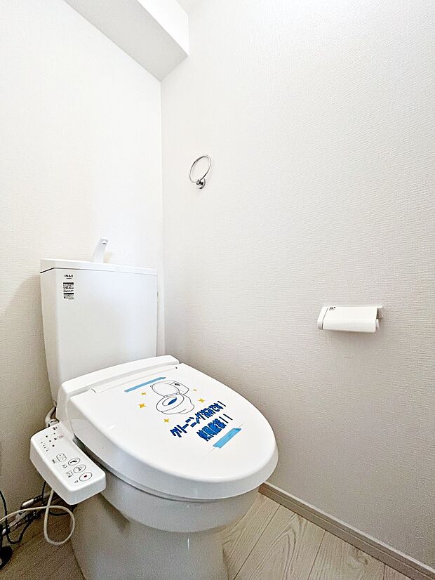 【トイレ】スッキリとしたデザインの清潔感のあるトイレです。