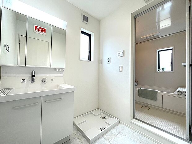 【洗面台・洗面所】清潔感溢れるホワイトカラーを基調とした洗面室