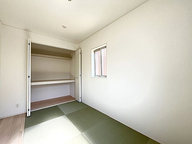 【和室】リビング横の和室は、扉を開放すると開放的な空間になります。