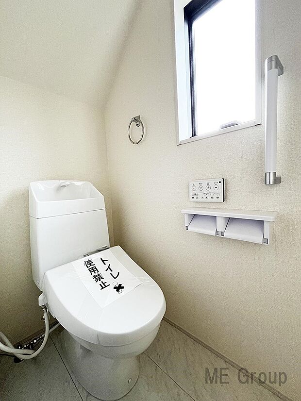 【トイレ】小窓から光が注ぎ込む明るいトイレです。換気もしやすいですね。