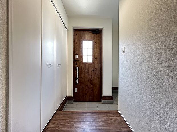 【玄関】スッキリとした玄関です。いつも気持ちよくご家族やお客様をお迎えできますね。