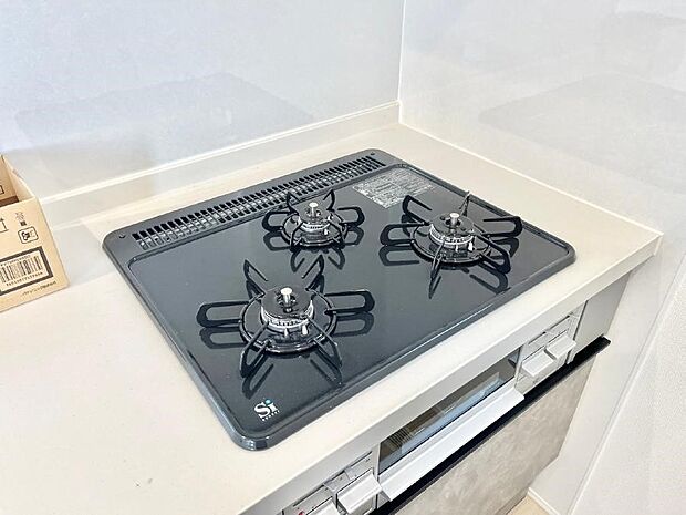 【Ｓｉセンサーコンロ】ガスコンロはＳｉセンサー搭載。火力調節や焦げ付き・消し忘れも防いでくれます。