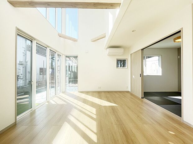 【リビングダイニング】空間を演出する上部吹き抜けを採用し、居心地の良さにこだわったリビング