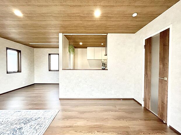 【ダイニングキッチン】料理をしながらでもご家族との会話を楽しめる対面キッチン