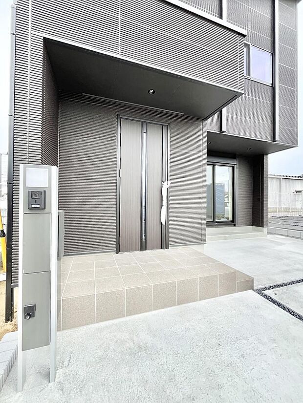 【玄関】大切な家族、来客を出迎える玄関。